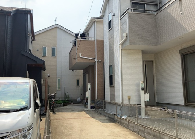 【構造・工法・仕様】 | 木造住宅とは土台、壁、柱など建築物の強度を支える構造体の材に木が使用されている構造を指します。構造体は建物の自重を支えるだけではなく風圧や水圧、積裁荷重などあらゆる衝撃に耐えるための基礎です。