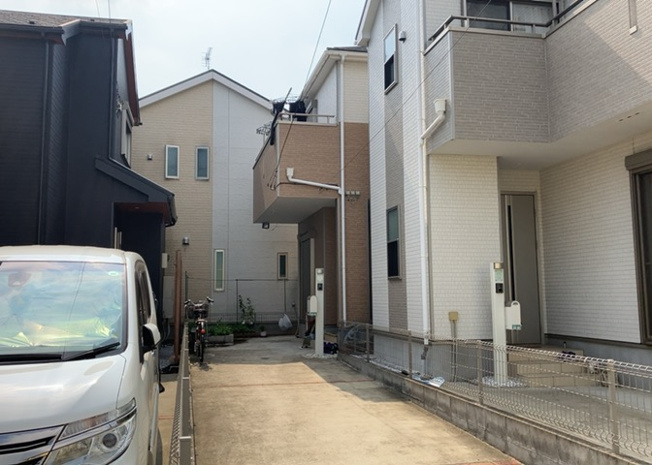 【構造・工法・仕様】 | 建物の基礎工事の方法は、主流となっているベタ基礎（防湿基礎）と布基礎の２種類に分類され、床下の通気性や耐久性などに違いがあります。建物の基礎部分の構造や付帯設備など詳細については現地でご確認ください。