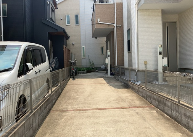 【内装】 | 玄関ポーチにおいて最も重視すべきと言っても良いのが広さです。適切な広さの玄関ポーチでないと外見的なバランスは崩れてしまいますし、何より使いにくくなってしまいますので、現地で実際に下見をしてみましょう！
