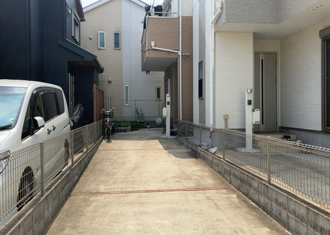 【設備】 | 敷地内に散水栓や立水栓があると便利です。水道水を直接利用できるため、水を運ぶ手間を省くことが出来ます。大量の水を必要とする洗車作業や清掃などに役立ちます。その他設備とあわせて、現地でご確認ください。