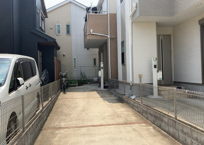 【冷暖房・空調設備】 | 床下換気口は、床下に湿気がこもることを防ぎ、効果的に換気を行うために設置されています。床下換気口が設置されていない建物は、基礎パッキング工法などにより換気を行なっています。詳細は現地でご確認ください。