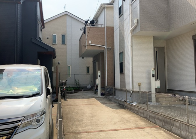 【外観】 | 隣家の土地はどうなっているのか、生活利便施設が近くにあるのか、学校まで近いかなど、お客様のライフスタイルにあわせたイメージが重要です。また、近くにあると困る施設が近くにないかも確認するといいでしょう。