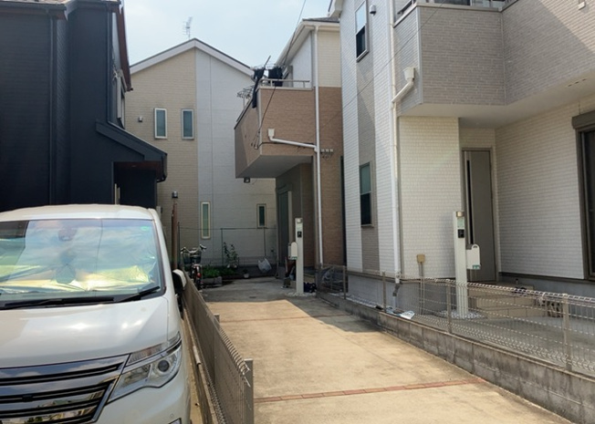 【前面道路含む現地写真】 | 南側道路の場合は長い時間光を入れ込むことができるため、庭やリビングを道路側に持ってくることが多く土地価格も高い傾向にあります。一方北側道路だとリビングや庭が南側になりプライバシーを守ることができます。