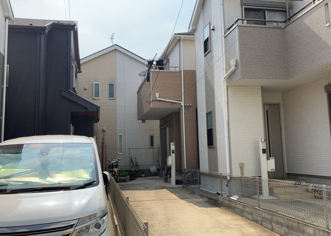 【前面道路含む現地写真】 | 東側道路の場合は居室を南向きに設計しやすいため、朝日が入りやすいというメリットがあります。一方、西側道路も東側同様に居室を南向きに設計しやすいのですが、住宅地だと朝日が入りにくいという弱点があります。