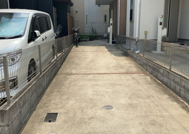 【駐車場】 | 車一台あたりに必要なスペースは、標準サイズの普通自動車で横幅2m50cm、長さ5mは必要になります。ただし、乗降のことも考慮して横幅3m30cm、長さ5m50cmほどは確保できるところを選びましょう。