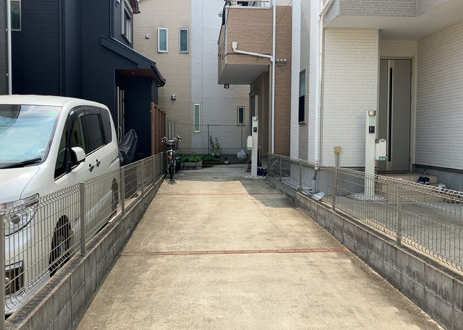 【庭】 | 庭のある家に住むことのメリットとして、子どもたちの遊び場を確保できること、ガーデニングや家庭菜園を楽しめること、明るさを確保できることがあります。また、配置を工夫することでプライバシーが確保できます。