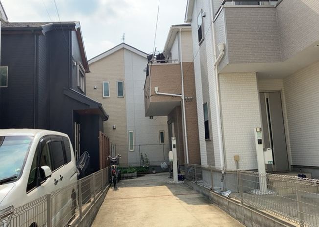 【バルコニー】 | バルコニーは、建物内から室外へ楽に出入りできる便利なスペースです。また、バルコニーには手すりを付けることが義務付けられており、手すりの高さは110cm以上で施工することが建築基準法で定められています。