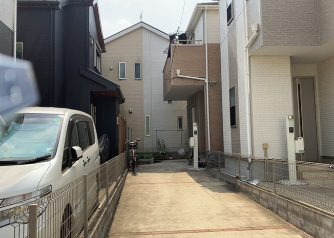 【玄関】 | 玄関は家の顔と言っても過言ではありません。現地を見学する際は玄関の広さや全体のバランスなどを見てみるといいでしょう。一般的なアプローチのしやすさだけではなく、お年寄りにも優しい設計のものだと安心です。
