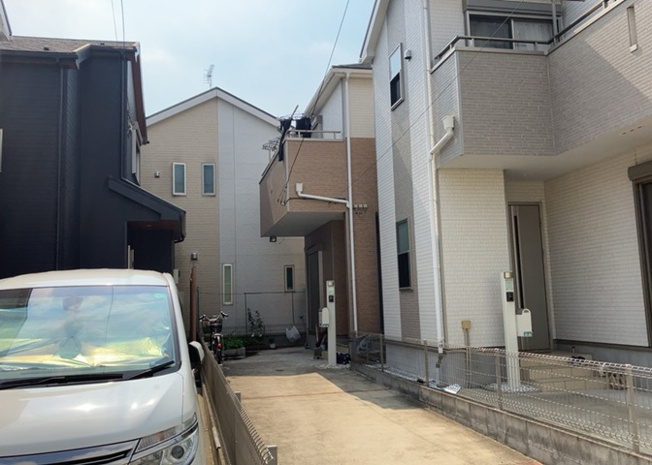 【前面道路含む現地写真】 | 住宅用の土地では前面道路に2m以上接していなければならないと法律で定められています。しかし、お持ちの車のサイズやライフスタイルなどにより、2mでは利便が悪い場合もございますので、事前に確認しましょう。