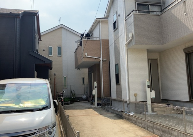 【前面道路含む現地写真】 | 道幅が広い場所は日当たりや風通が良好です。幅が広いのですれ違いも可能ですし大きな車でも駐車可能！一方で、大型車が通ることも多くなるため交通量の増加により騒音に繋がります。また土地の値段が高くなります。
