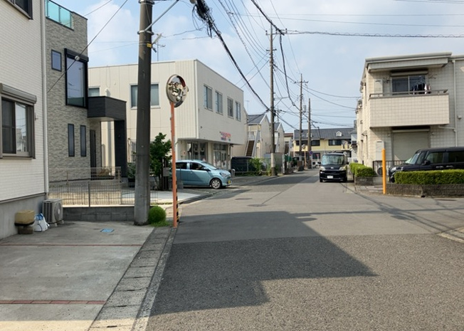 【展望】 | 桜や紅葉の名所に出かける人は多いと思いますが、家にいながら季節の移ろいを感じる生活を送りませんか？リビングや窓から見える景色が生活を彩るワンポイントに！現地から見える景色を堪能してみては如何でしょう。