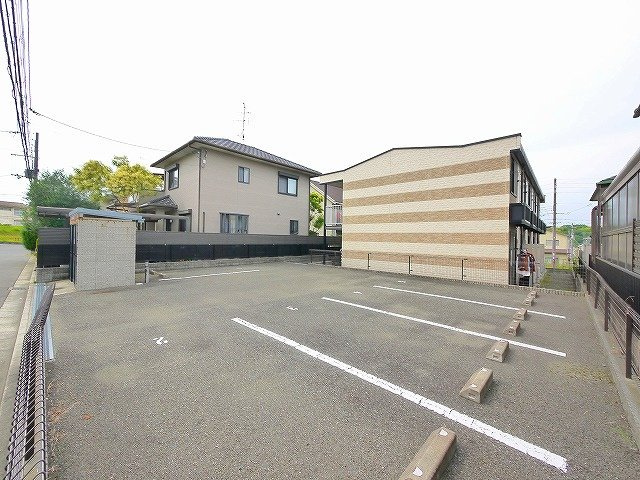 レオパレスグランファーレの駐車場|駐車場があるので、車を買う予定の方も安心です