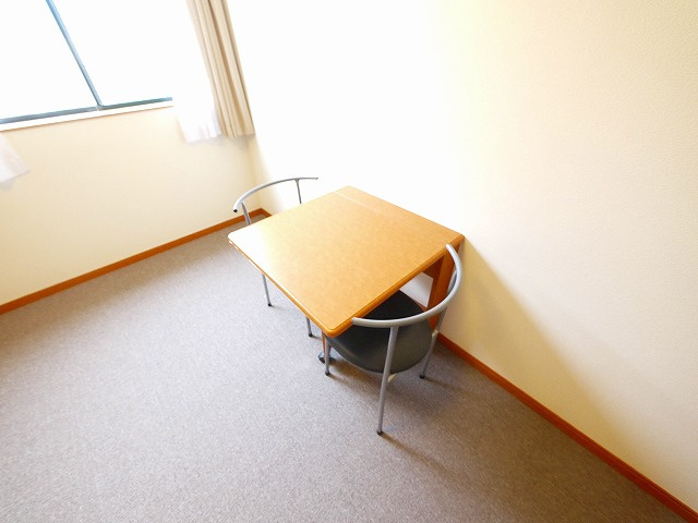レオパレスグランファーレの設備|使いやすい机と椅子です