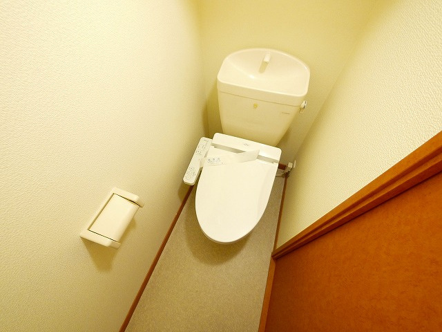 レオパレスグランファーレのトイレ|落ち着いた色調のトイレです