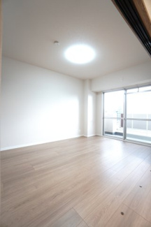 【洋室】 | 【上質リノベ】ポレスター舟入 | 【洋室約5.7帖】
在宅勤務・リモートワークの書斎や、
趣味やくつろぎのスペースとしても。
家族と一緒に楽しい時間を過ごす中にも、
一人でくつろげる時間と場所は特に良いですね。