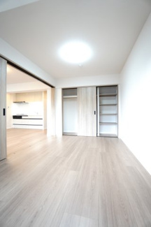 【洋室】 | 【上質リノベ】ポレスター舟入 | 【洋室約5.7帖】
将来、ライフスタイルや家族構成が変わった時等、
第2子供部屋としても活用できそうですね！
勿論、壁掛けエアコンも取付が出来ますので、
快適な居室環境で過ごせそうです！