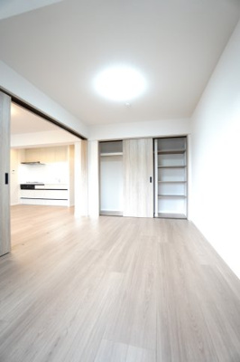 【洋室】 | 【上質リノベ】ポレスター舟入 | 【洋室約5.7帖】
将来、ライフスタイルや家族構成が変わった時等、
第2子供部屋としても活用できそうですね！
勿論、壁掛けエアコンも取付が出来ますので、
快適な居室環境で過ごせそうです！