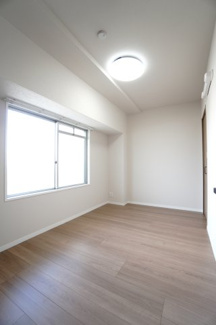 【洋室】 | 【上質リノベ】ポレスター舟入 | 【洋室約5.5帖】
心と体をゆったりと安らげる主寝室。
寝室のゆとりが大きい分だけ、
暮らしの安らぎは深まります。
一日の疲れを癒すだけでなく、
ご夫婦の親密な語らいを紡ぎ出します。