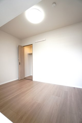 【洋室】 | 【上質リノベ】ポレスター舟入 | 【洋室約5.5帖】
どんな家具や敷物でも部屋に馴染みやすく、
コーディネートがし易そうですね。
配置も柔軟に対応できるので身の回りの整理もし易い！
自分好みの空間に出来そうですね！