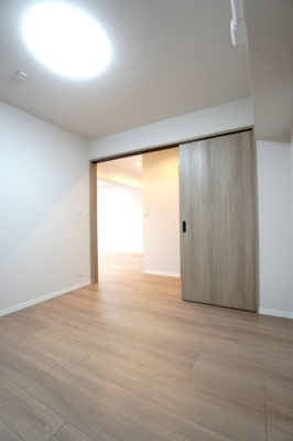 【洋室】 | 【上質リノベ】ポレスター舟入 | 【洋室約5.5帖】
居室にはクローゼットを完備。
自由度の高い家具の配置が叶うシンプルな空間です。
お子様の成長と人数と共に必要になる
子供部屋にもぴったりの間取りですね。