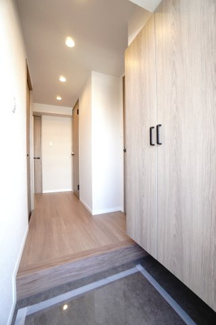 【玄関】 | 【上質リノベ】ポレスター舟入 | 【玄関ホール】
人を迎え入れる最初の場所だからこそ、
清潔感があり纏まった空間にして頂ける様に
大型フローティングシューズBOXを設置。
照明はオートライト。消し忘れや
出入りが暗くならなく済みます！