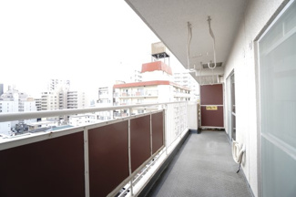 【バルコニー】 | 【上質リノベ】ポレスター舟入 | 【バルコニー】
リビング全面が接するワイドバルコニー。
前面の建物が邪魔することなくよく陽が当たり、お洗濯物もすぐ乾きそう！
この位の広さがあると、エアコン室外機を置いても十分なスペースを保てます。