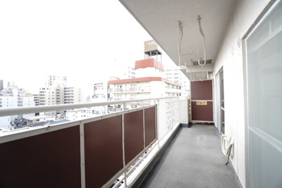 【バルコニー】 | 【上質リノベ】ポレスター舟入 | 【バルコニー】
リビング全面が接するワイドバルコニー。
前面の建物が邪魔することなくよく陽が当たり、お洗濯物もすぐ乾きそう！
この位の広さがあると、エアコン室外機を置いても十分なスペースを保てます。