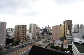 【展望】 | 【四季を感じる】
四季の移ろい・爽やかな青空や風を感じられ
自然を愉しめるパノラマビュー。
毎日の暮らしに余裕を感じさせてくれる、
遮る物の無い開放的な眺望を是非、ご堪能ください。