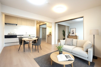 【居間・リビング】 | 【上質リノベ】ポレスター舟入 | 【約13.4帖LDK】
今回のリノベーションスタイルは
「グレージュモダン」
やさしい光が差し込むリビングは、
整った空間美と穏やかな時間が感じられる、
心ほどけるようなひとときを過ごすことができます