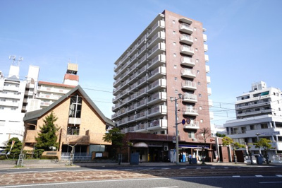 【外観】 | 【上質リノベ】ポレスター舟入 | 【耐震性】
耐震性の高さを判断するポイントは、
建築確認申請日が1981年6月1日以降の
新耐震基準に適合しているかどうか。
震度６程度の大地震でも
建物が崩壊しないレベルが基準になりました。