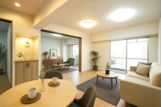 【居間・リビング】 | 【上質リノベ】ポレスター舟入 | 【約13.4帖LDK】
キッチンからすっと続くLDK。
ソファに座れば、自然と家族やお気に入りと時間を共有したくなる。
ここが、“暮らしの中心”窓からの光が穏やかに差し込み、何気ない日常さえも心地よい