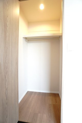 【収納】 | 【上質リノベ】ポレスター舟入 | 【WIC】
照明と電源を装備したウォークインクローゼットは、
各アイテムが美しく整頓でき、毎朝の準備がスムーズかつストレスフリー！
まるで自分だけのブティックにいるかのような贅沢な気分に♪