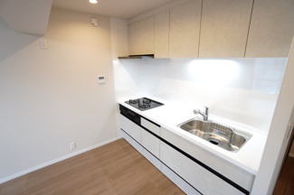 【キッチン】 | 【上質リノベ】ポレスター舟入 | 【キッチンスペース】
木目のやさしさと白の清潔感が調和した、美しく整ったキッチン。
お気に入りの器が似合うこの場所で、料理の時間がちょっと特別に。
誰かを招きたくなるような、気分の上がる空間です。