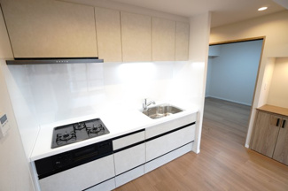 【キッチン】 | 【上質リノベ】ポレスター舟入 | ☆キッチンの特徴☆
・クリナップ社製
・アクリストンワークトップ
・浄水器一体型ハンドシャワー水栓
・一度に5人分食器洗い乾燥機は後付け可能
・フラットスリムレンジフード
・換気扇幕板が他の面材と同色