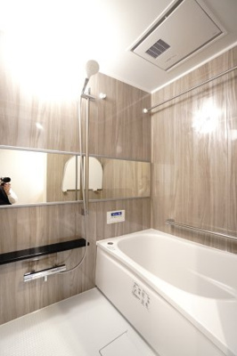 【浴室】 | 【上質リノベ】ポレスター舟入 | 【バスルーム】
TOTO社製RWシリーズは
「ゆるリラ浴槽」「カラリ床」で独自の技術によりバスタイムを
よりよく演出してくれます！
更に、浴室暖房乾燥機が標準設備！
お手入れが楽なシステムバスです。