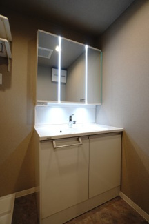 【独立洗面台】 | 【上質リノベ】ポレスター舟入 | 【コスメカウンター】
Panasonic社製！
「美ルックツインラインLED照明」は、
従来の照明より自然な肌の色に見える照明。
肌の色味を美しく引き立て、
洗面ボウルも広くメイクの時間をより素敵に。