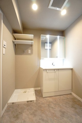 【独立洗面台】 | 【上質リノベ】ポレスター舟入 | 【パウダールーム】
嬉しい、タオル掛け付きの2段可動式のリネンラック。
しかも装着が楽なワンタッチ式の給水栓！
洗濯機置場はドラム式の洗濯機も入るサイズですが、
お手持ちのサイズが入るか要確認です！