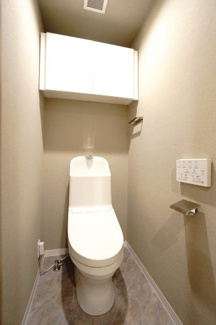 【トイレ】 | 【上質リノベ】ポレスター舟入 | 【レストルーム】
TOTO社製！きれいをまもるせいけつトイレ！
お掃除はサッとひとふきで完了！
少ない水で、汚れをしっかり洗い流します。
手洗い機能付きなので、もしもの時も慌てない！
キャビネット付！