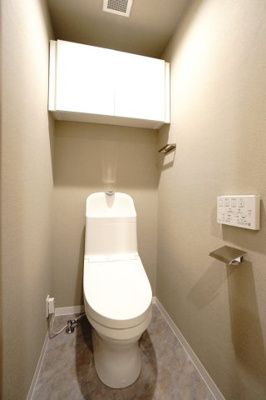 【トイレ】 | 【上質リノベ】ポレスター舟入 | 【レストルーム】
TOTO社製！きれいをまもるせいけつトイレ！
お掃除はサッとひとふきで完了！
少ない水で、汚れをしっかり洗い流します。
手洗い機能付きなので、もしもの時も慌てない！
キャビネット付！