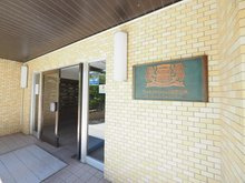 ライオンズマンション調布D棟のエントランス