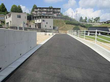 広島市安佐南区高取南１丁目　土地の前面道路含む現地写真