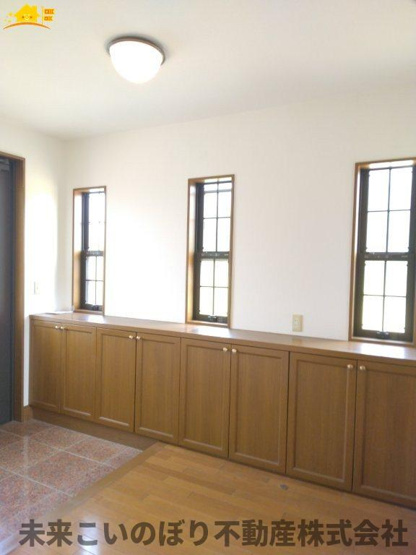 【玄関】 | 加須市大越中古戸建て | 内側から見た玄関はとても開放感があり、気持ちよくお出かけができます。
収納もしっかりあるので家族の靴をきちんと片づけておけます。