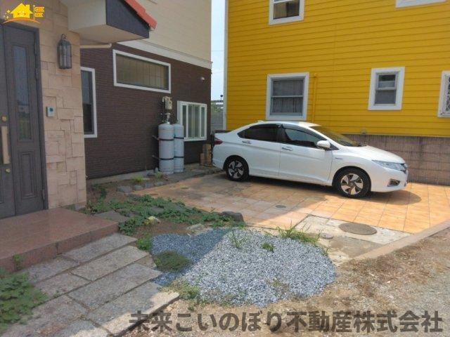 【駐車場】 | 加須市大越中古戸建て | 駐車スペースはゆとりのある2台分確保されています。
車の運転が不安な方もゆっくり入出庫できるので安心です。