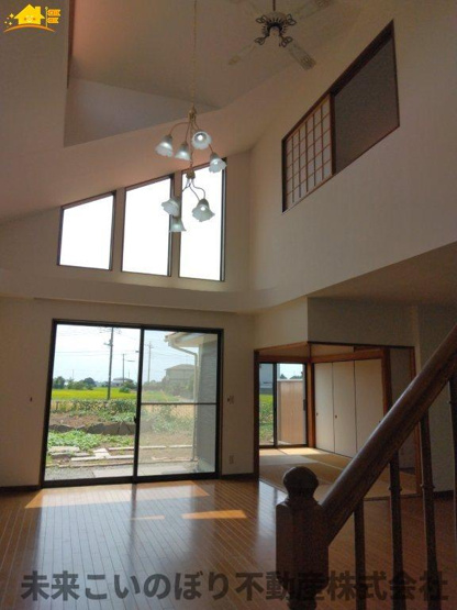 【居間・リビング】 | 加須市大越中古戸建て | 解放感のある広々LDKで大切な家族との時間が過ごせます。