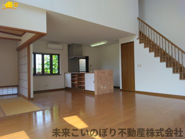 【居間・リビング】 | 加須市大越中古戸建て | 一日の中で多くの時間を過すことになるリビングダイニングだからこそ、いつも穏やかな空間であることが必然。爽やかな通風と採光を存分に感じる事が出来る空間です。