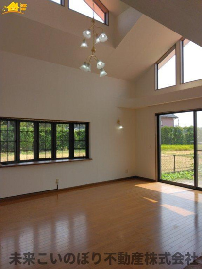 【居間・リビング】 | 加須市大越中古戸建て | 日当たりの良い明るいリビングで家族との大切な時間が過ごせますね！