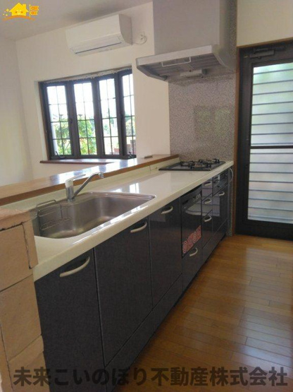 【キッチン】 | 加須市大越中古戸建て | 対面キッチンならつくりたてのお料理をすぐに食卓へ♪配膳しながら調理ができるので調理スペースを広く使用でき、作業効率も上がります♪