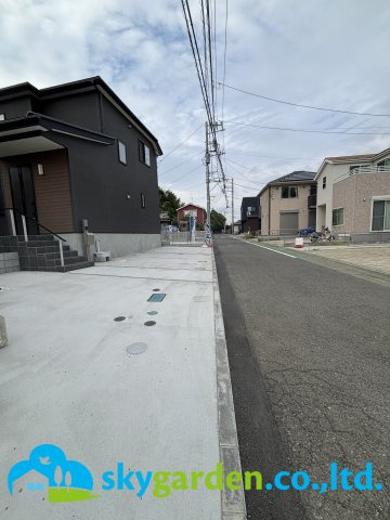 伊勢原市沼目4丁目　新築戸建　全5棟3号棟の前面道路含む現地写真