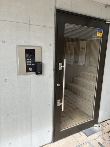 世田谷区弦巻３丁目の賃貸マンションのエントランス