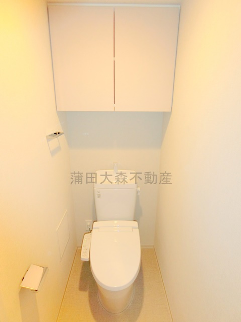 コンフォリア・リヴ大森西のトイレ|吊戸棚収納と温水洗浄便座付きのトイレ